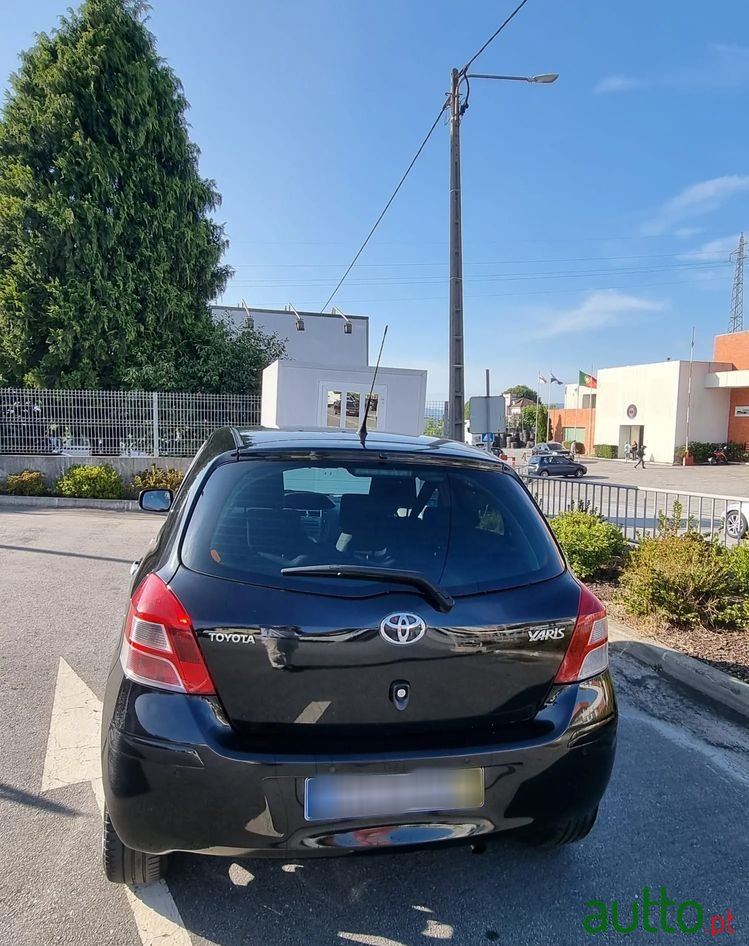 2010' Toyota Yaris photo #2