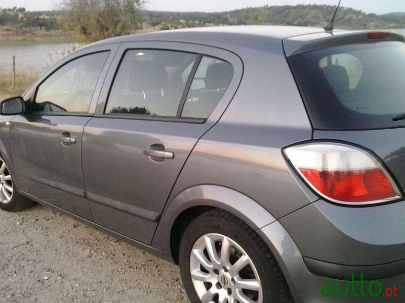 2005' Opel Astra 1.3 Cdti Enjoy photo #1