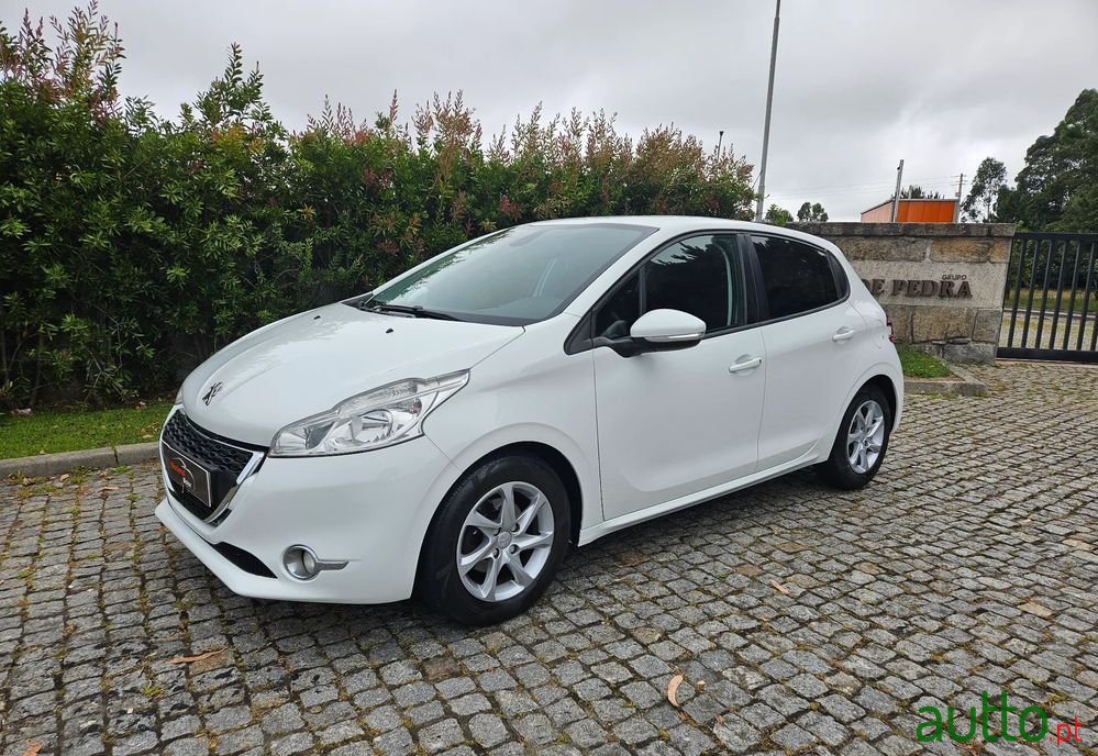 2013' Peugeot 208 photo #1