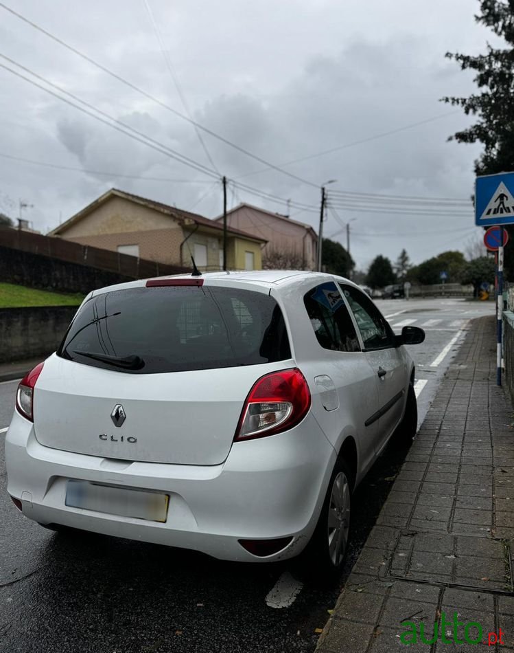 2010' Renault Clio photo #3