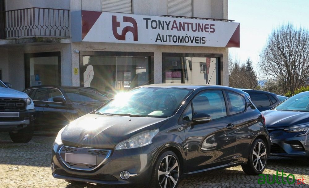 2012' Peugeot 208 photo #1