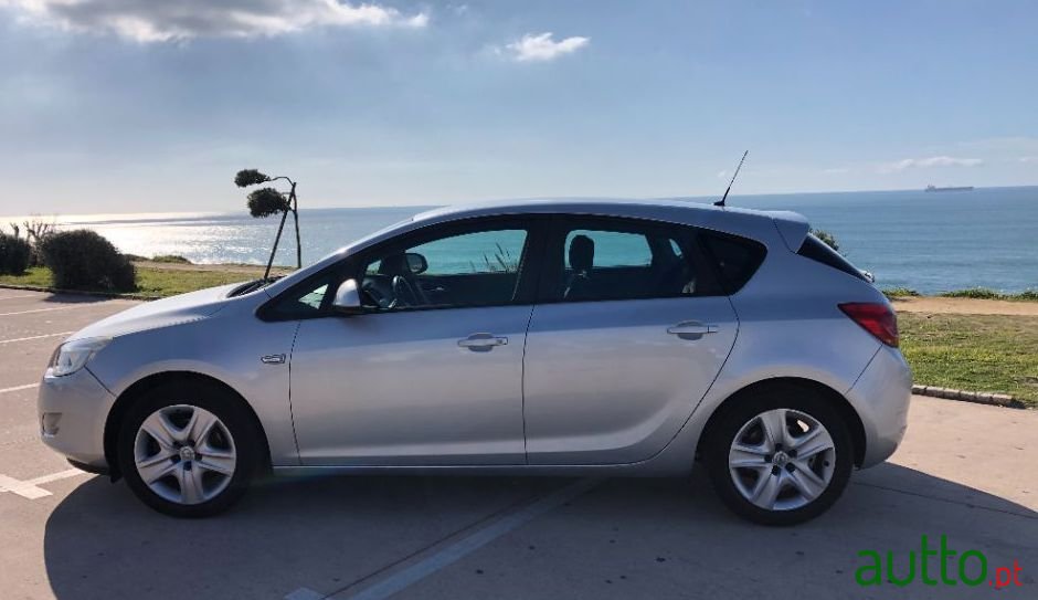 2010' Opel Astra photo #4