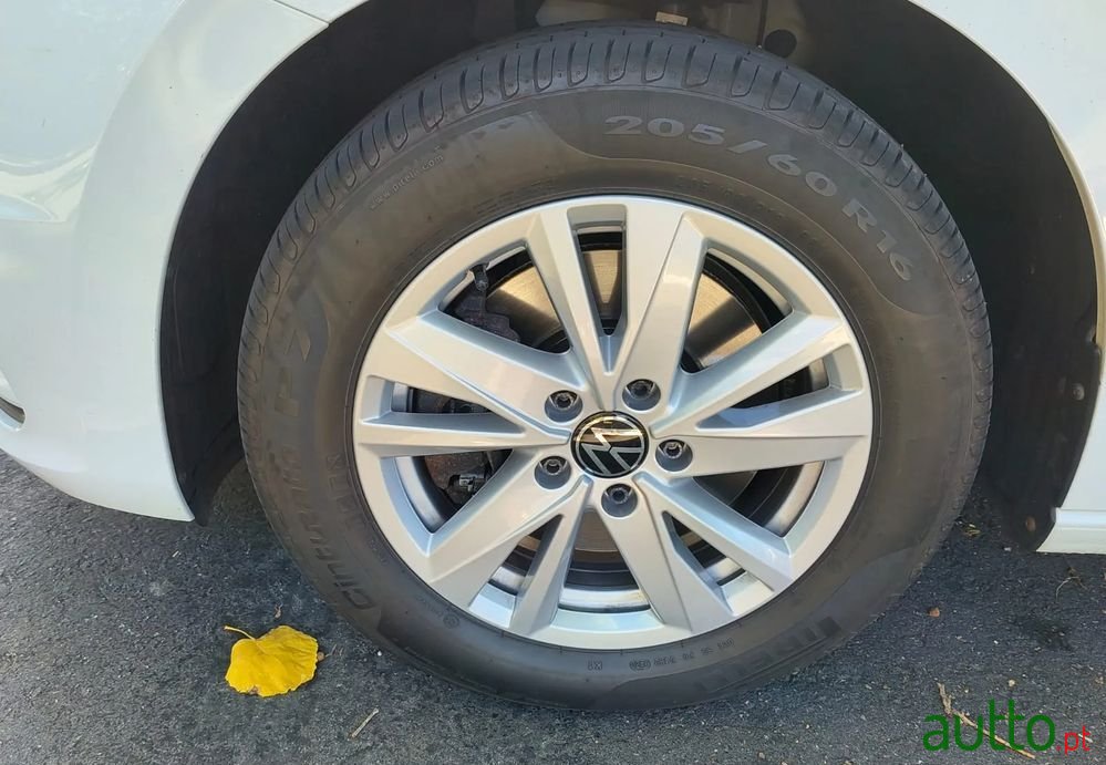 2019' Volkswagen Touran photo #2