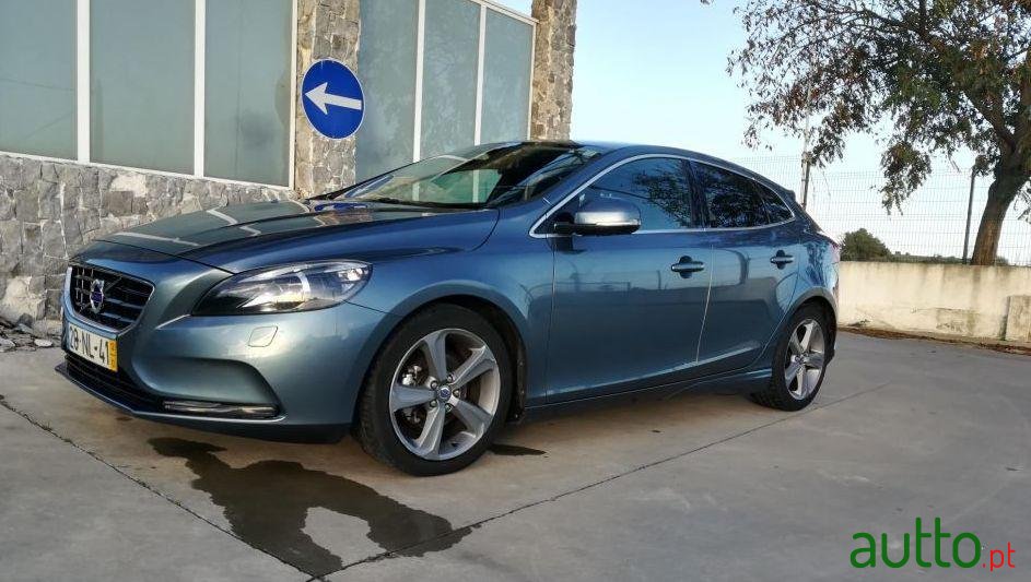 2012' Volvo V40 D2 Momentum photo #1