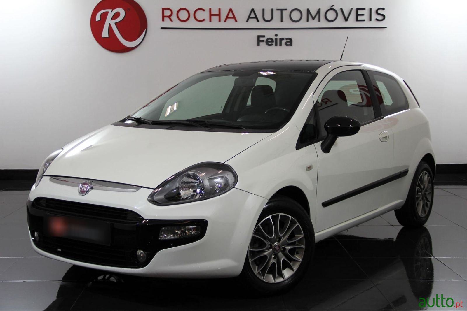 2011' Fiat Punto Evo photo #1