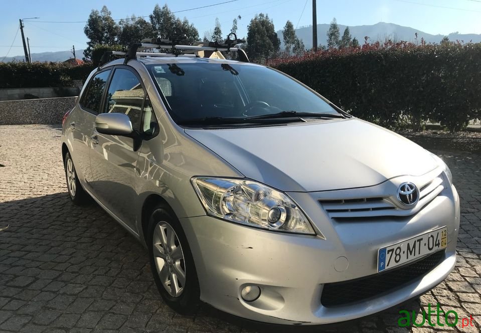 2012' Toyota Auris photo #4