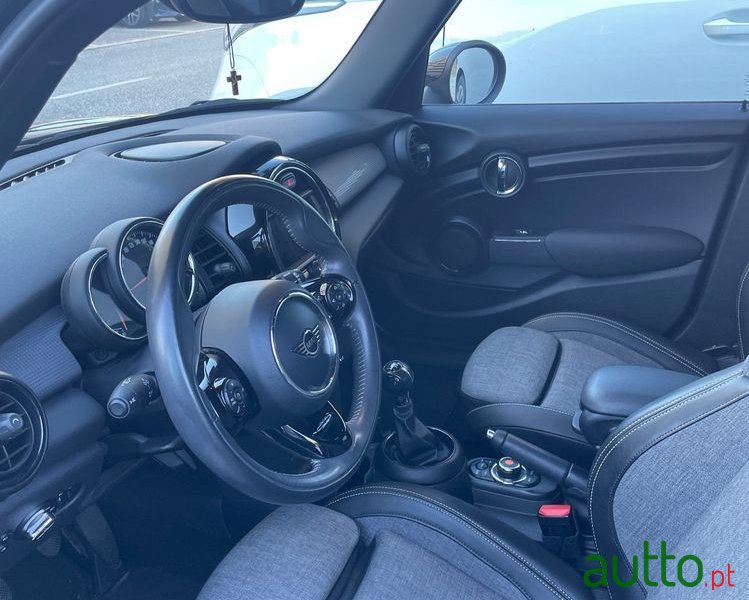 2019' MINI Cooper D photo #5