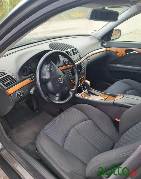 2002' Mercedes-Benz E-270 photo #4