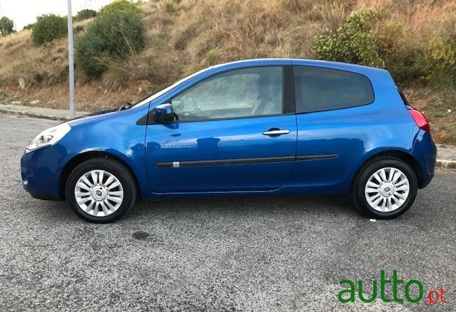 2009' Renault Clio photo #2