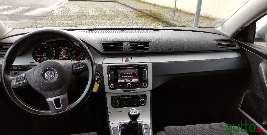 2010' Volkswagen Passat photo #4