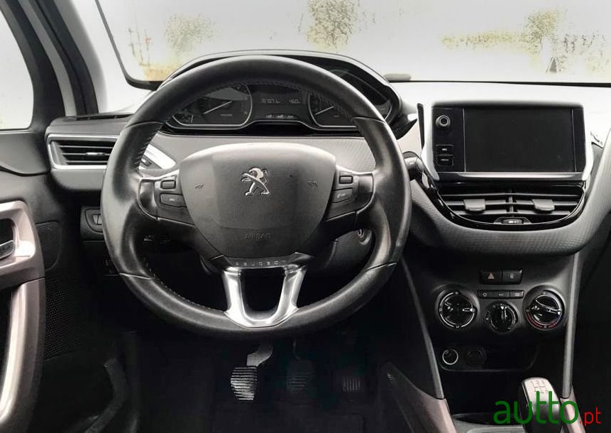 2015' Peugeot 2008 photo #3