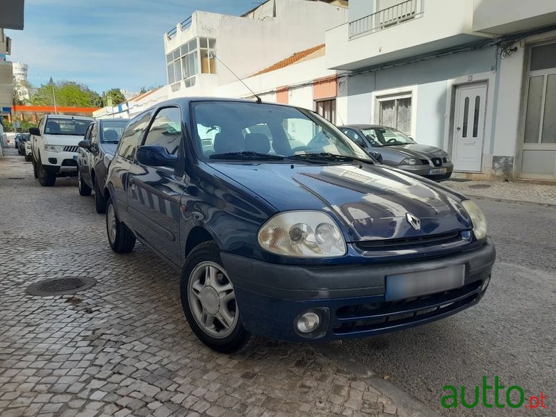 2001' Renault Clio photo #1