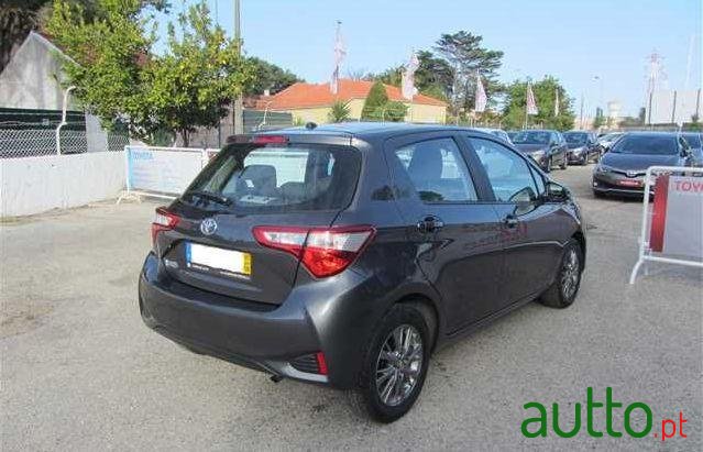 2017' Toyota Yaris photo #2