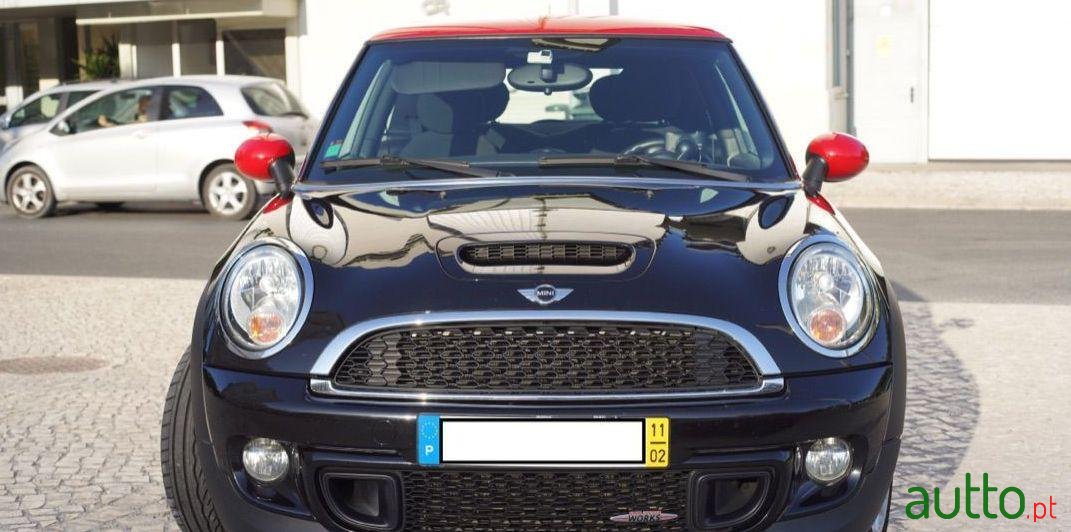 2011' MINI John Cooper Works photo #2