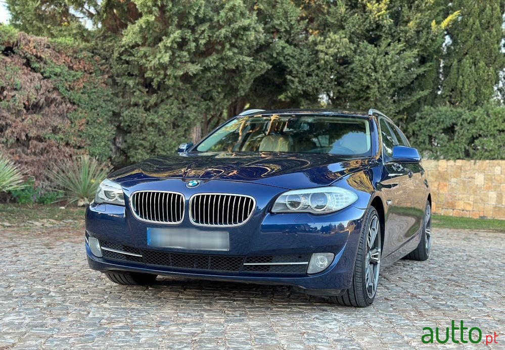2011' BMW 520 D Exclusive photo #3