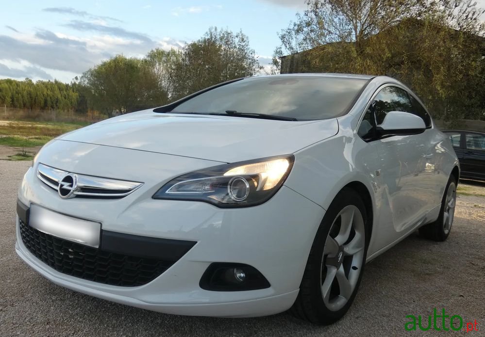 2012' Opel Astra Gtc photo #5