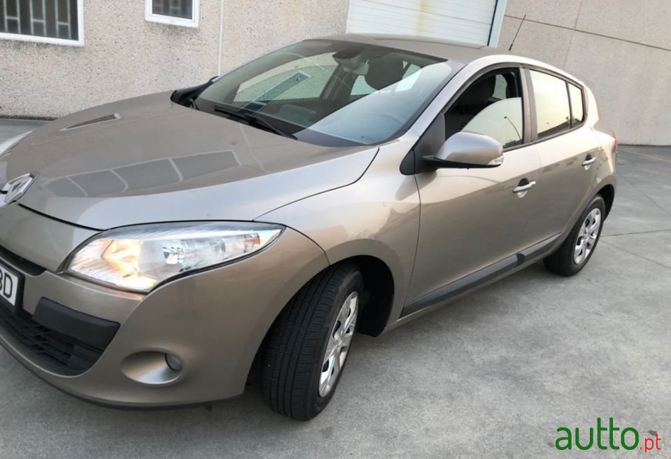 2010' Renault Megane photo #1