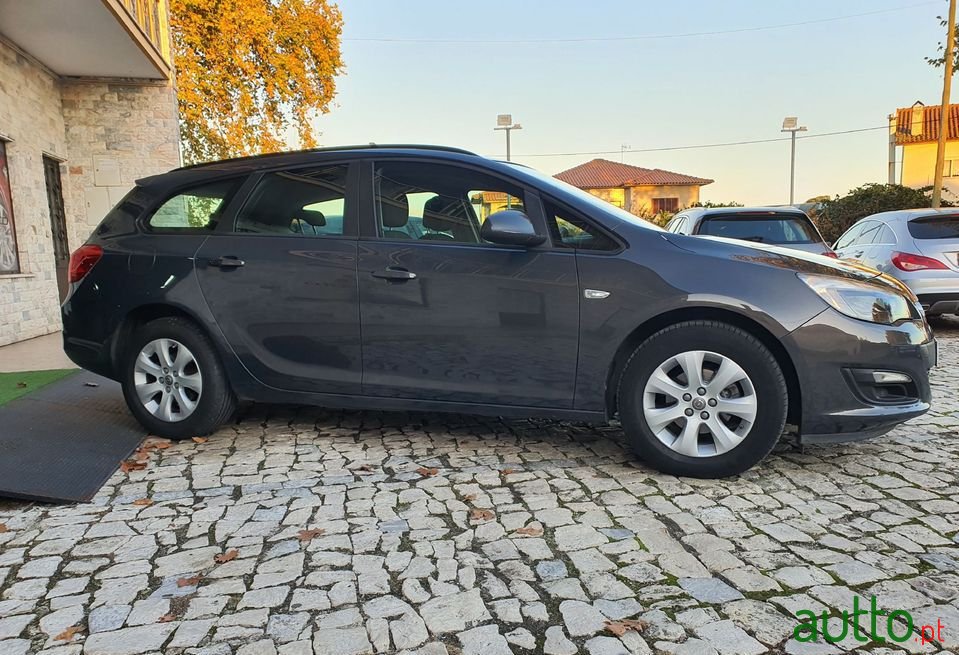 2014' Opel Astra Sports Tourer photo #5