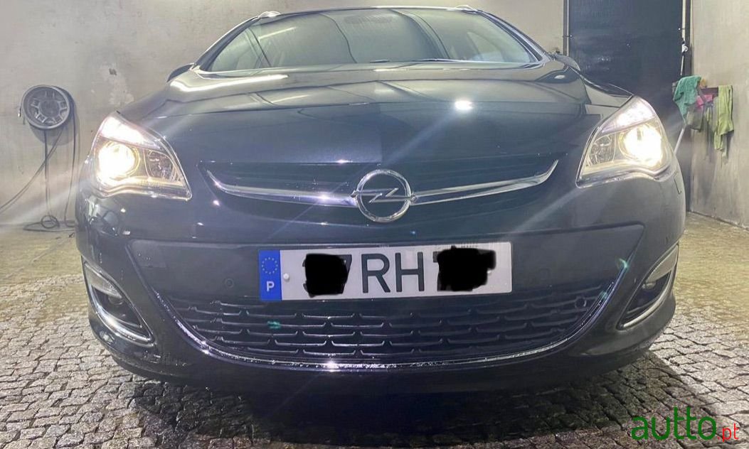 2013' Opel Astra Sports Tourer photo #3