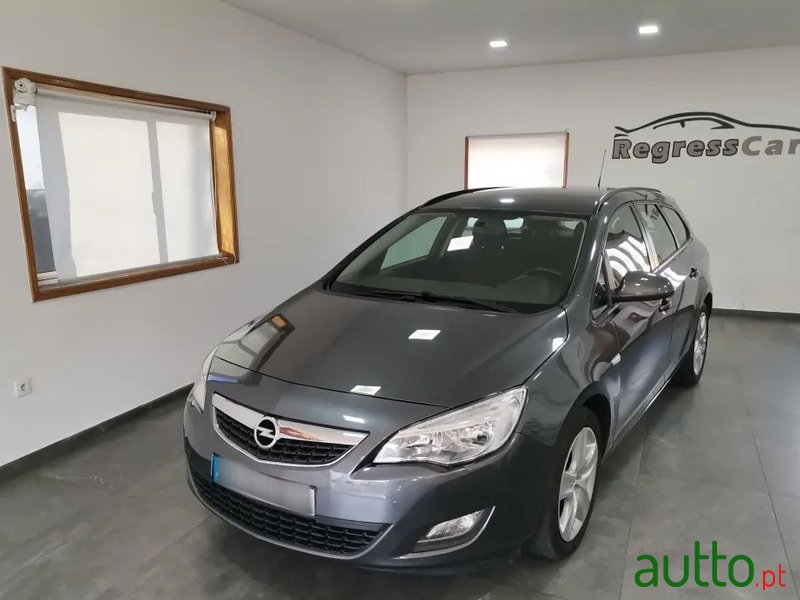 2011' Opel Astra Sports Tourer photo #1
