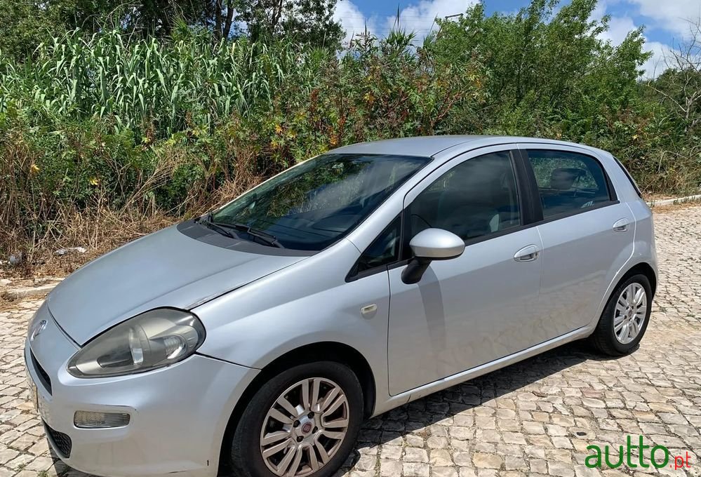2012' Fiat Punto photo #2
