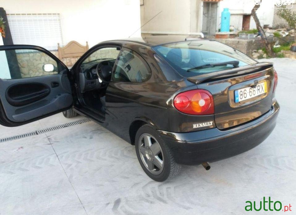 2001' Renault Megane photo #2