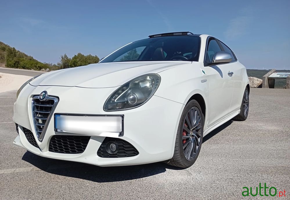 2011' Alfa Romeo Giulietta photo #3