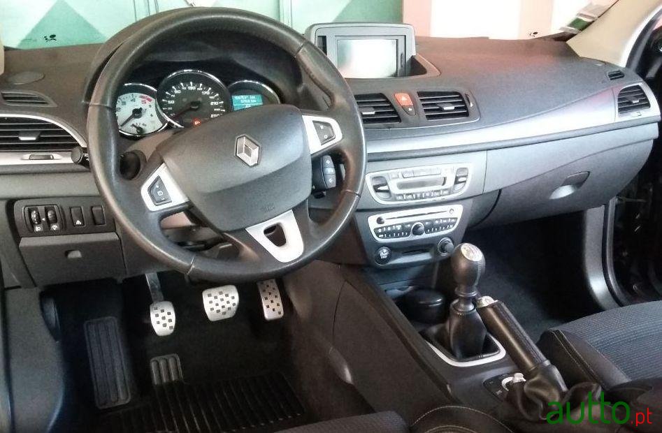 2011' Renault Megane Sport Tourer photo #5