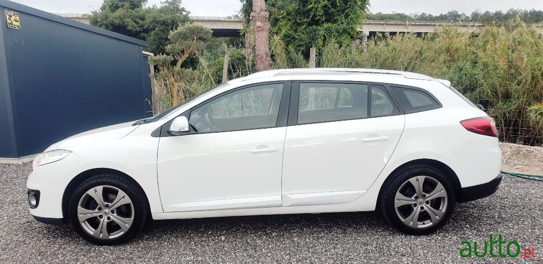 2013' Renault Megane Sport Tourer photo #2