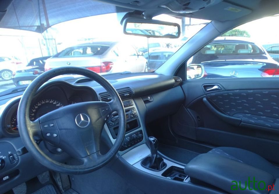 2004' Mercedes-Benz C-220 photo #5