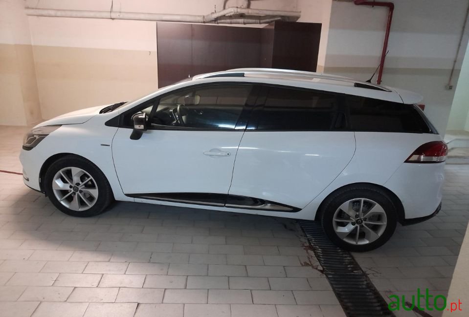 2018' Renault Clio Sport Tourer photo #1