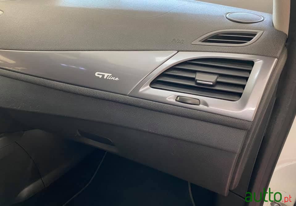 2011' Renault Megane photo #5