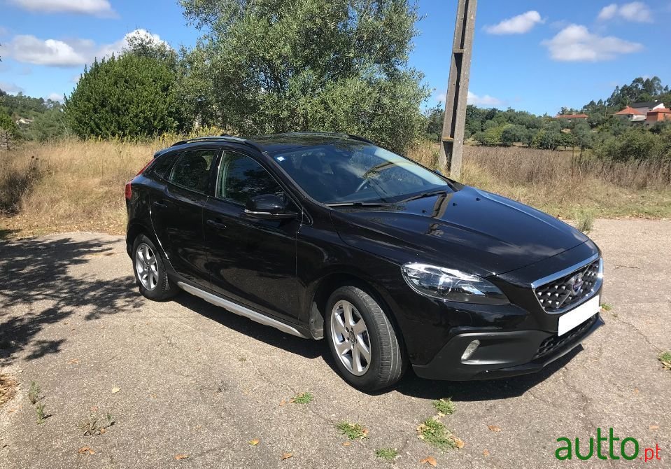 2015' Volvo V40 Cross Country photo #2