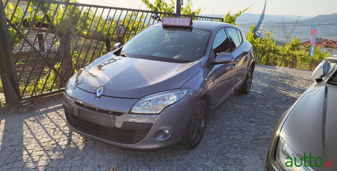 2010' Renault Megane Ver-1-5-Dci-Dynamique photo #2