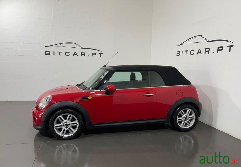 2011' MINI Cabrio photo #3
