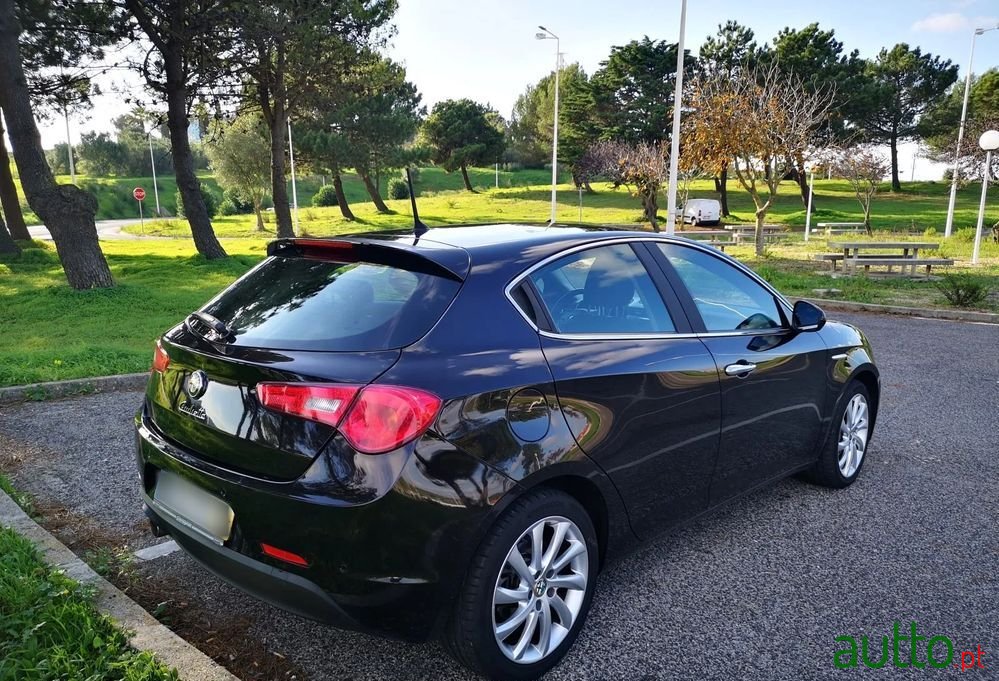 2015' Alfa Romeo Giulietta photo #4
