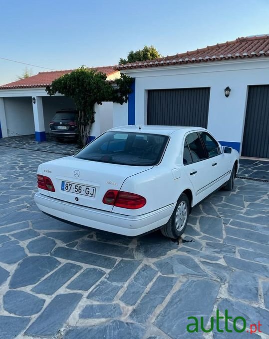 1996' Mercedes-Benz E-220 photo #4