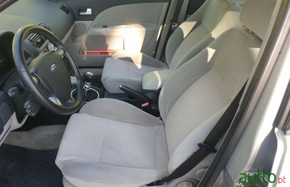 2002' Ford Mondeo 1.8 Ghia photo #4