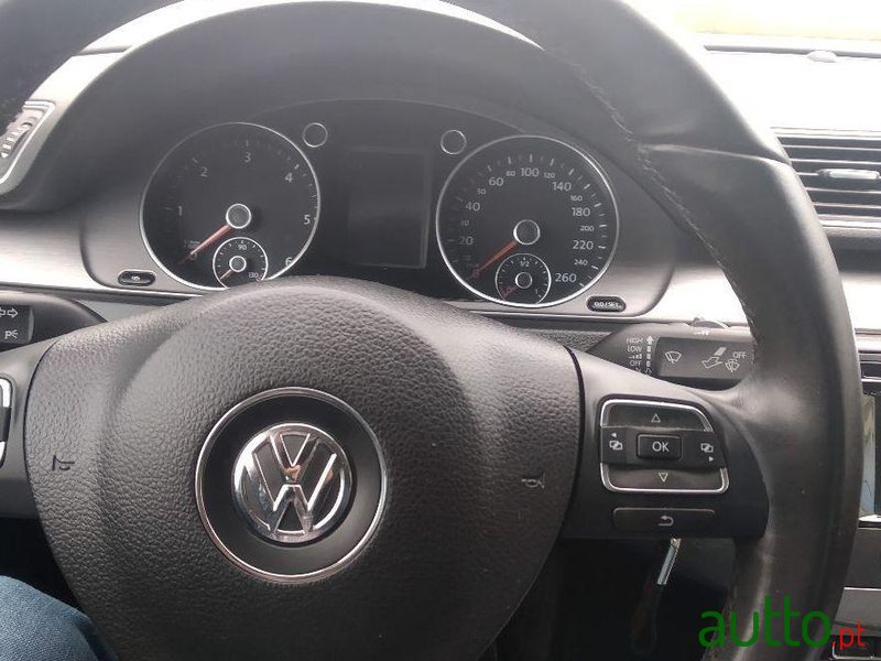 2011' Volkswagen Passat photo #1