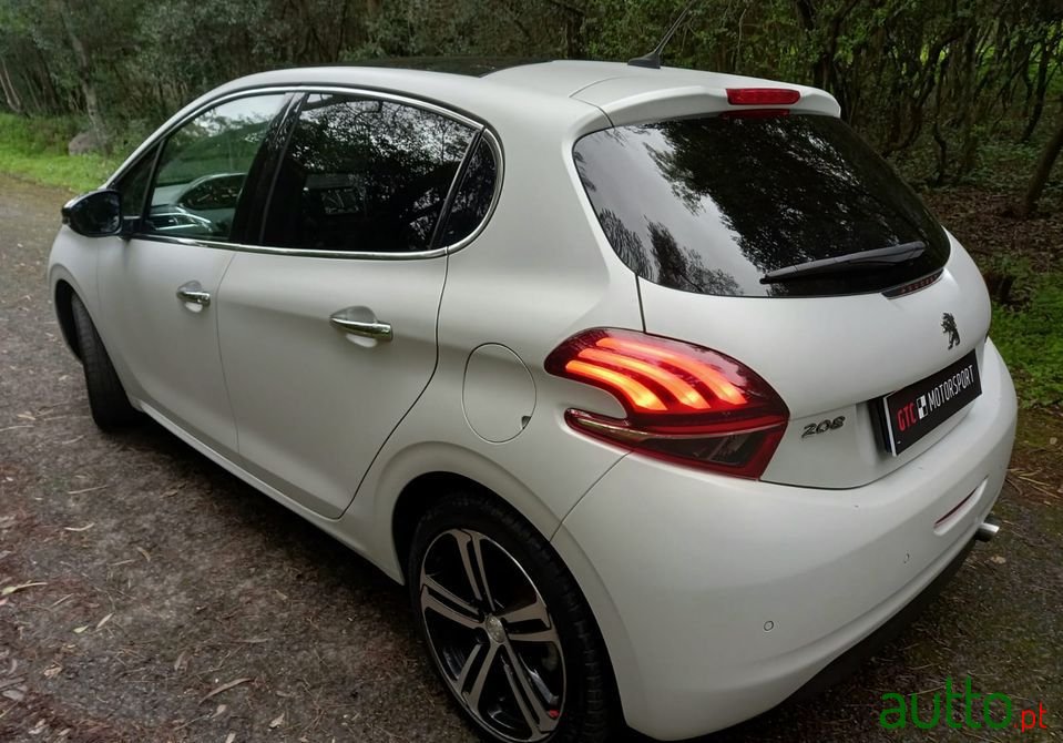 2017' Peugeot 208 Gt-Line photo #6