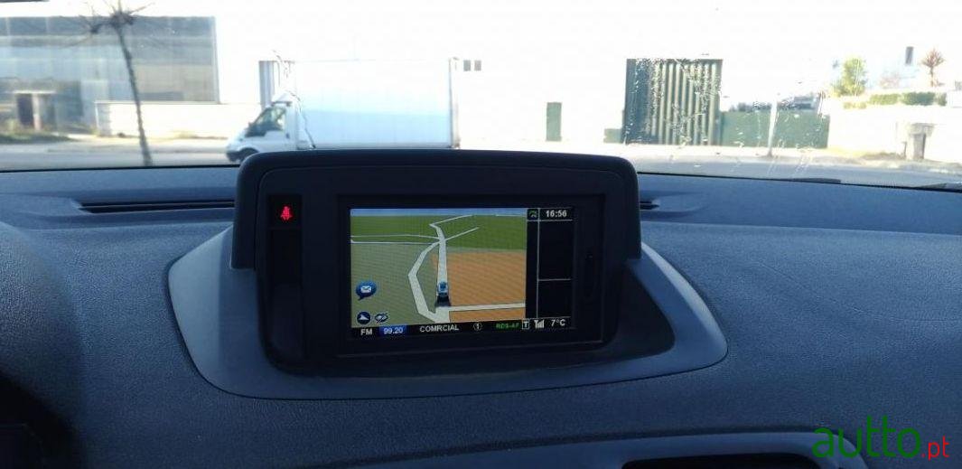 2011' Renault Megane Sport Tourer photo #2