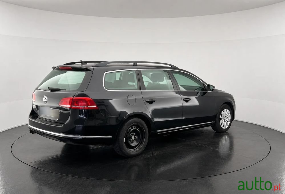 2011' Volkswagen Passat Variant photo #2