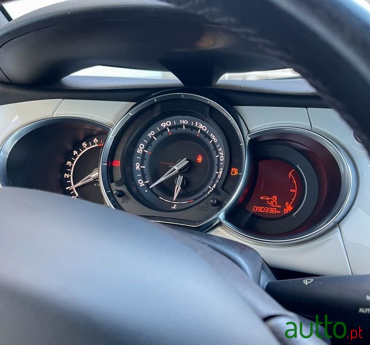 2010' Citroen DS3 photo #3