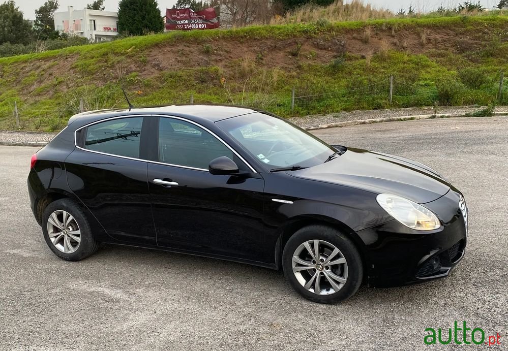2012' Alfa Romeo Giulietta photo #2