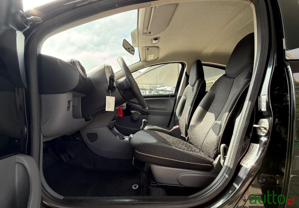2010' Peugeot 107 1.0 Active 2-Tronic photo #5