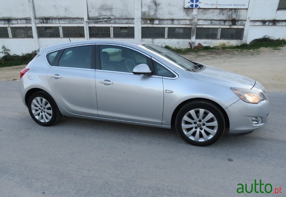 2010' Opel Astra photo #4