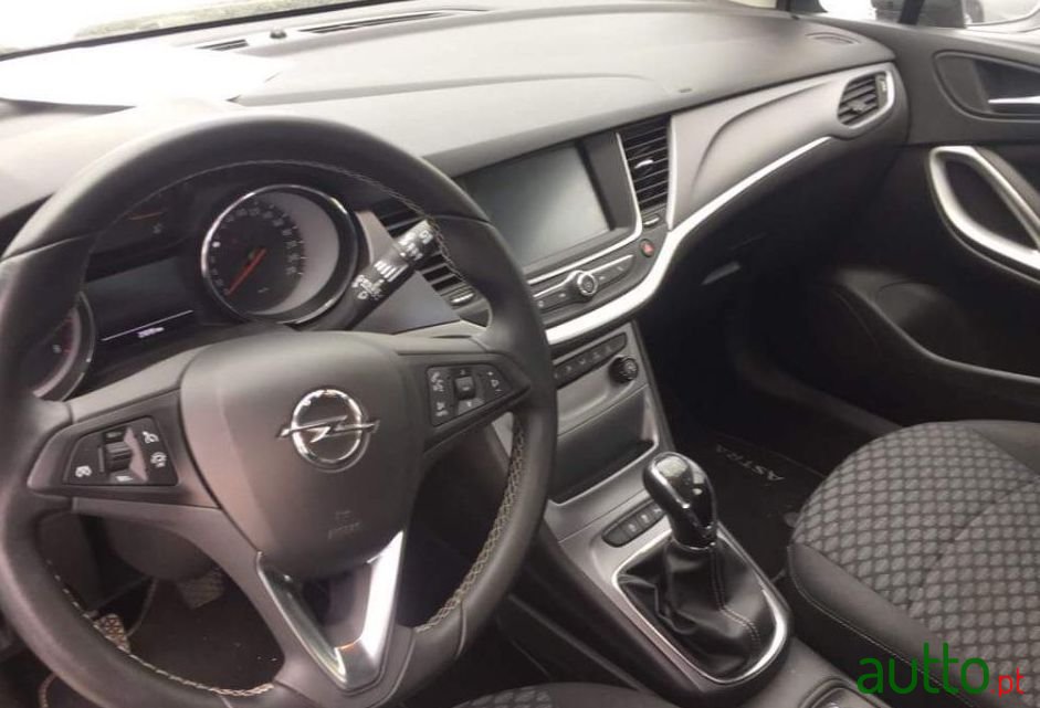 2017' Opel Astra photo #4