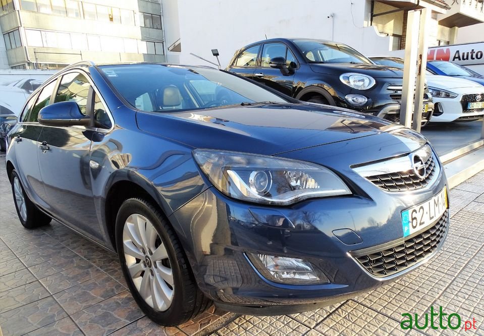 2011' Opel Astra Sports Tourer photo #1