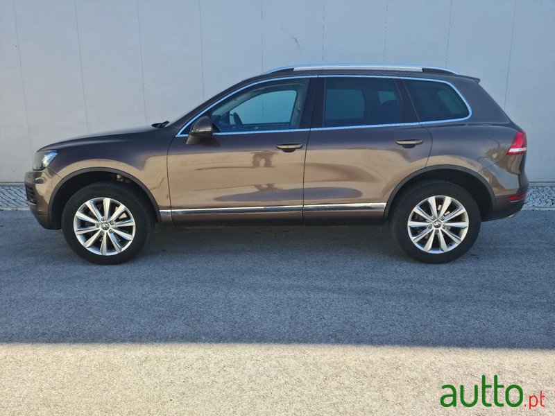 2011' Volkswagen Touareg photo #3