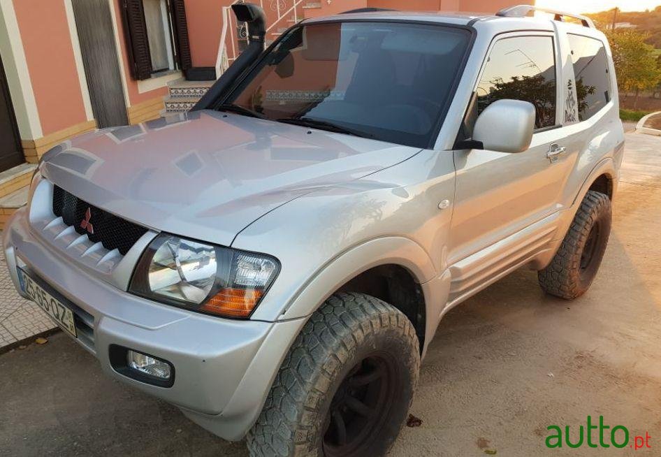 2001' Mitsubishi Pajero photo #1